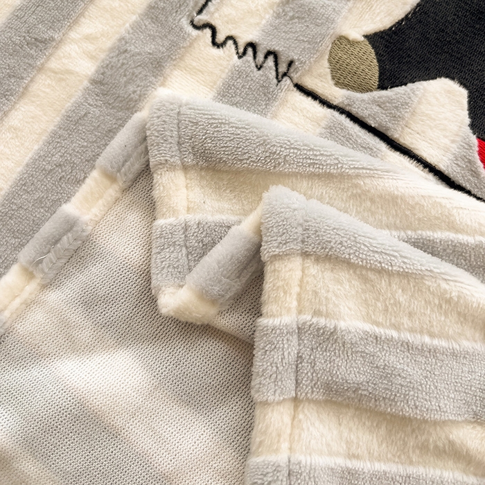 91家纺网 家纺一手货源 找家纺 小叮当家纺仓储工厂店 买家秀 爆款花型2025新款小清新绣花牛奶绒经典条纹系列单品床单床笠床单床笠单件 床单-灰条小猫