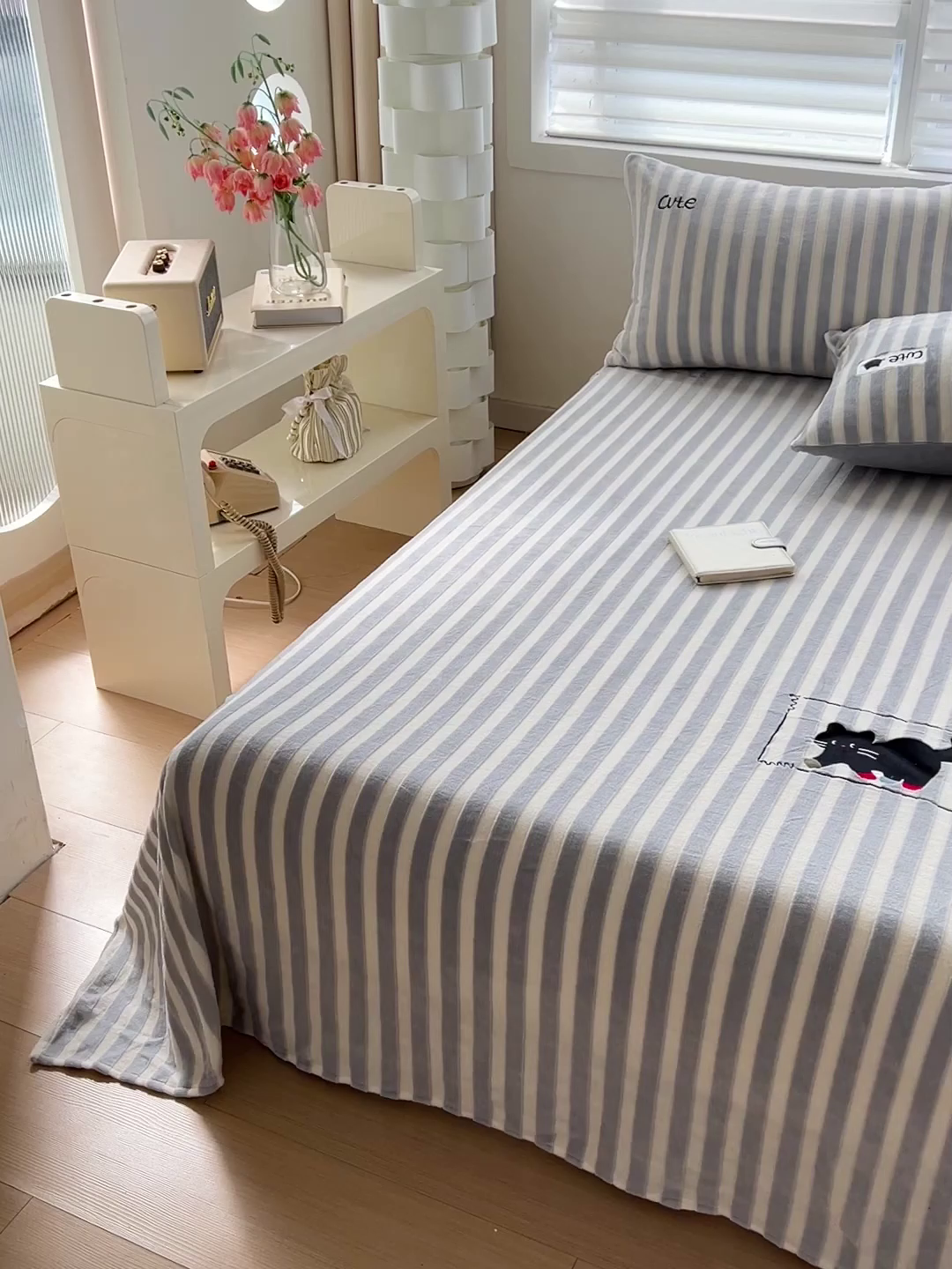 91家纺网 家纺一手货源 找家纺 小叮当家纺仓储工厂店 买家秀 爆款花型2025新款小清新绣花牛奶绒经典条纹系列单品床单床笠床单床笠单件 床单-灰条小猫