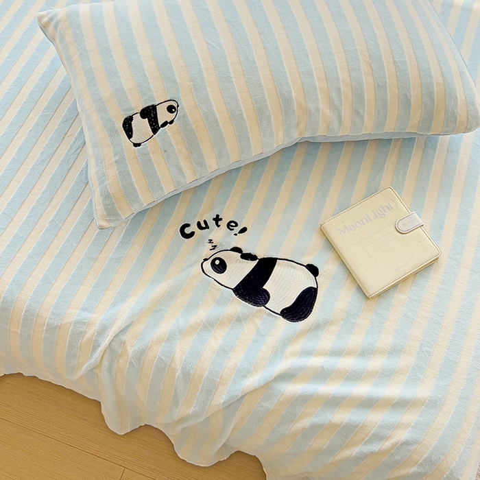 91家纺网 家纺一手货源 找家纺 小叮当家纺仓储工厂店 买家秀 爆款花型2025新款小清新绣花牛奶绒经典条纹系列单品床单床笠床单床笠单件 床单-蓝条熊猫