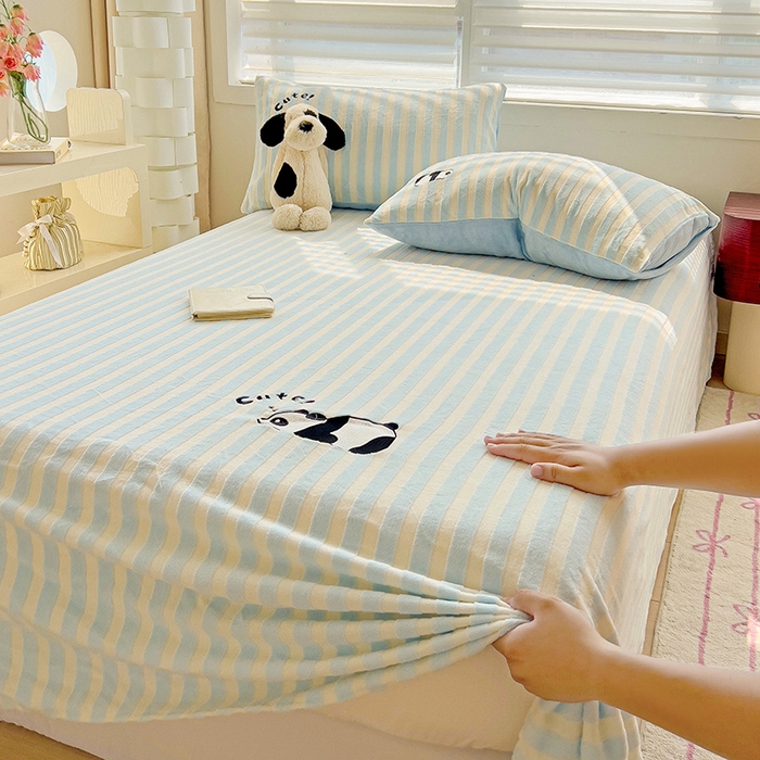 91家纺网 家纺一手货源 找家纺 小叮当家纺仓储工厂店 买家秀 爆款花型2025新款小清新绣花牛奶绒经典条纹系列单品床单床笠床单床笠单件 床单-蓝条熊猫