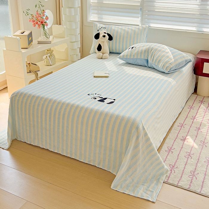 91家纺网 家纺一手货源 找家纺 小叮当家纺仓储工厂店 买家秀 爆款花型2025新款小清新绣花牛奶绒经典条纹系列单品床单床笠床单床笠单件 床单-蓝条熊猫