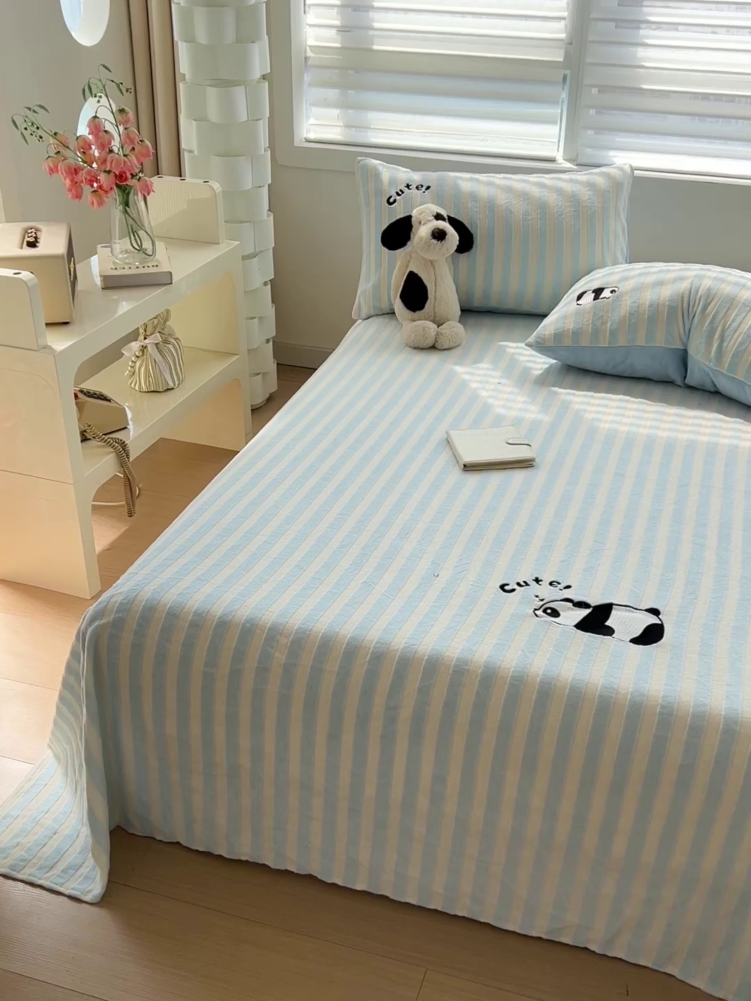 91家纺网 家纺一手货源 找家纺 小叮当家纺仓储工厂店 买家秀 爆款花型2025新款小清新绣花牛奶绒经典条纹系列单品床单床笠床单床笠单件 床单-蓝条熊猫