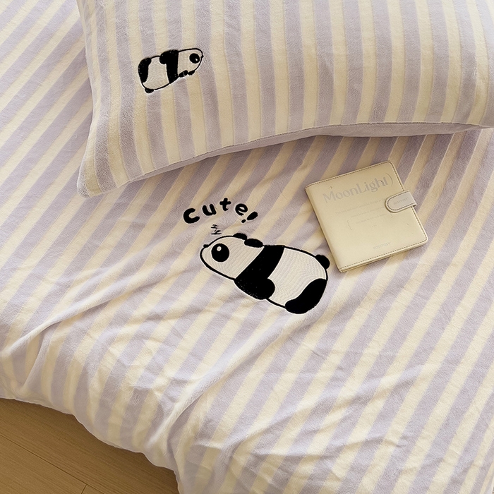 91家纺网 家纺一手货源 找家纺 小叮当家纺仓储工厂店 买家秀 爆款花型2025新款小清新绣花牛奶绒经典条纹系列单品床单床笠床单床笠单件 床单-紫条熊猫