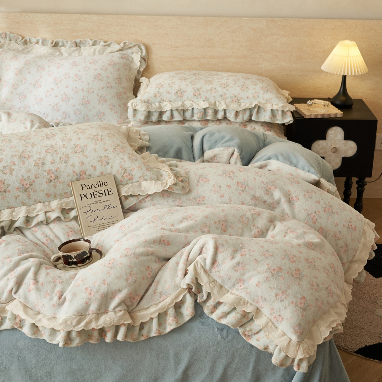 91家纺网 家纺一手货源 找家纺 晨曦家纺 2025新款加绒加厚230克少女风双层花边牛奶绒印花四件套 绒花瑶