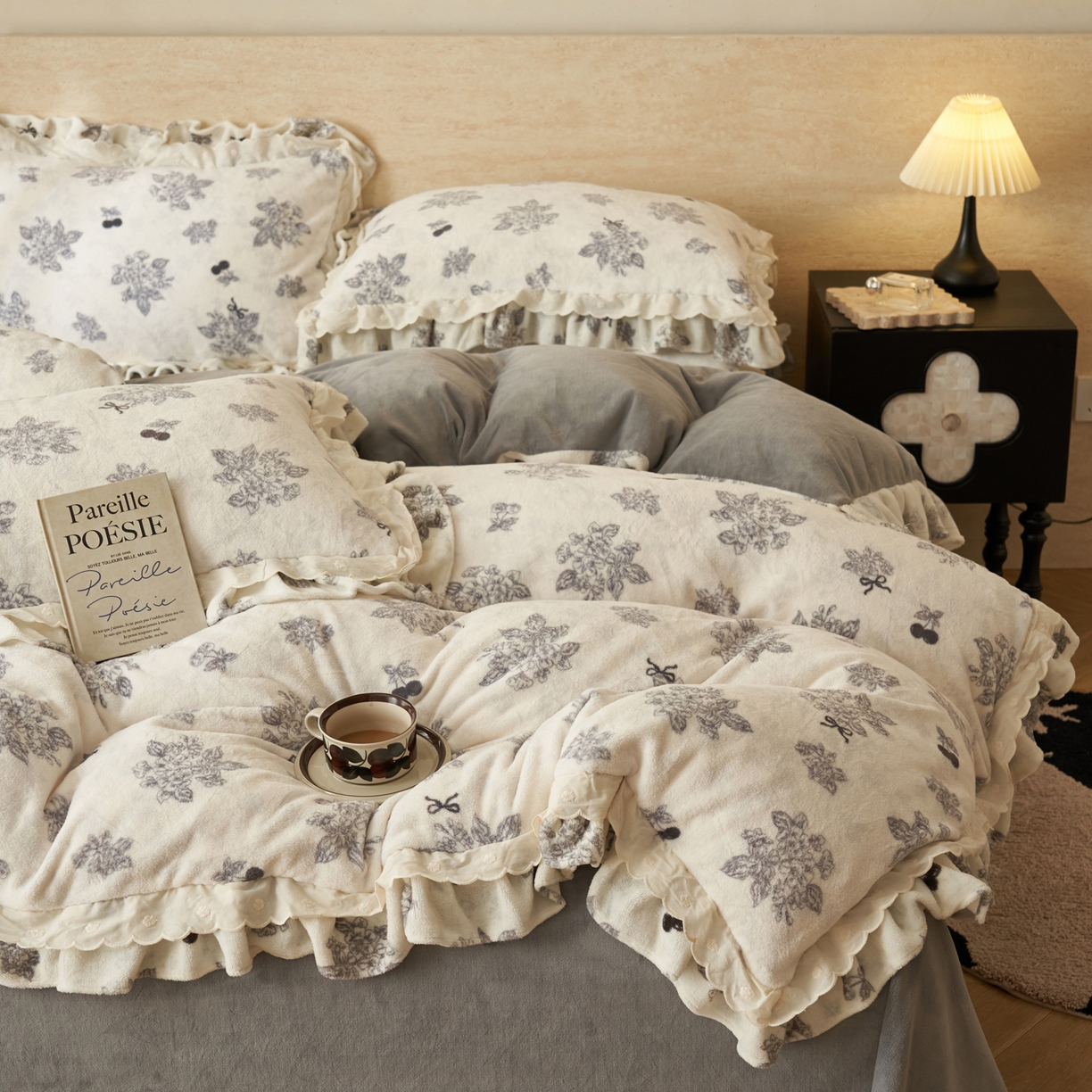 91家纺网 家纺一手货源 找家纺 晨曦家纺 2025新款加绒加厚230克少女风双层花边牛奶绒印花四件套 花妮