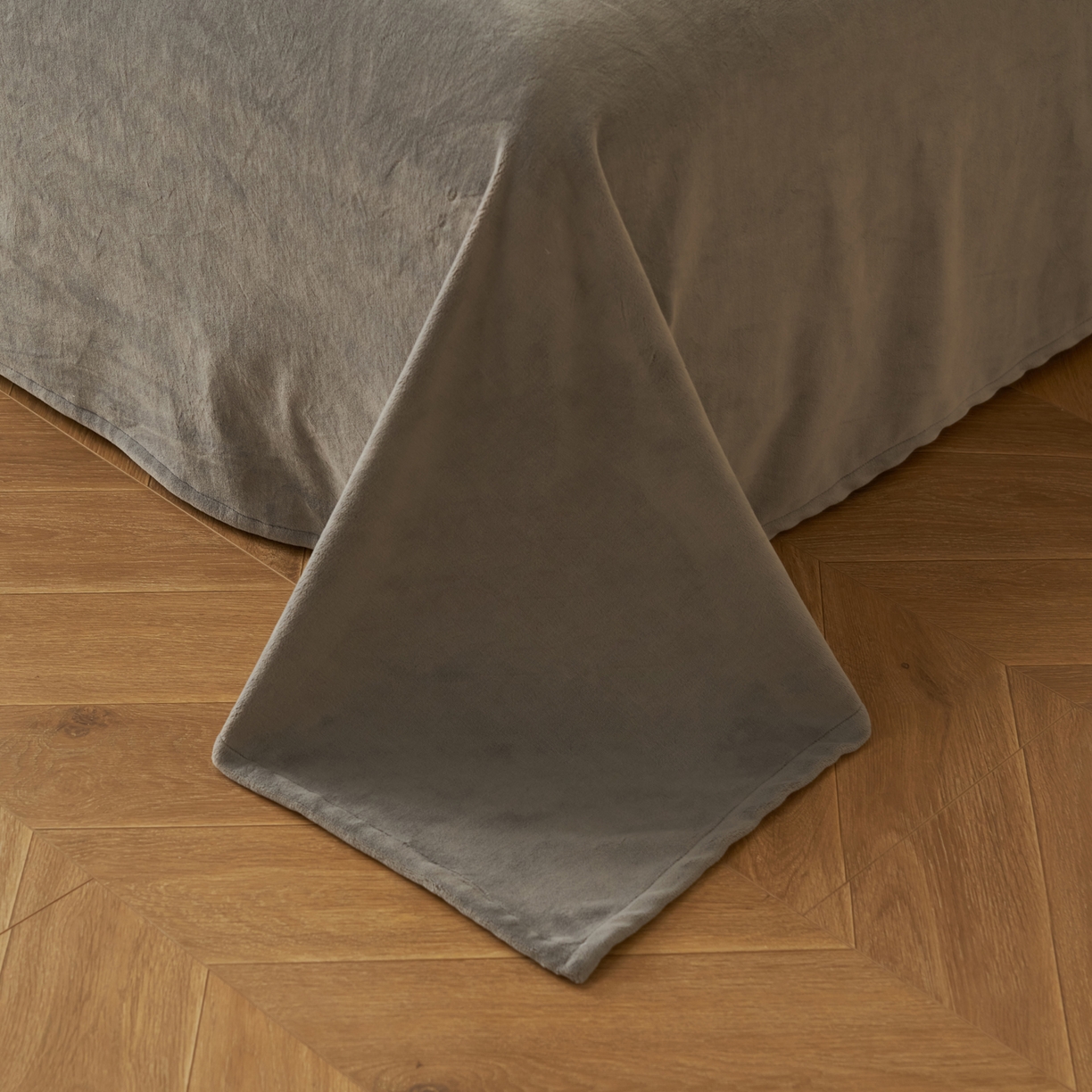 91家纺网 家纺一手货源 找家纺 晨曦家纺 2025新款加绒加厚230克少女风双层花边牛奶绒印花四件套 花妮