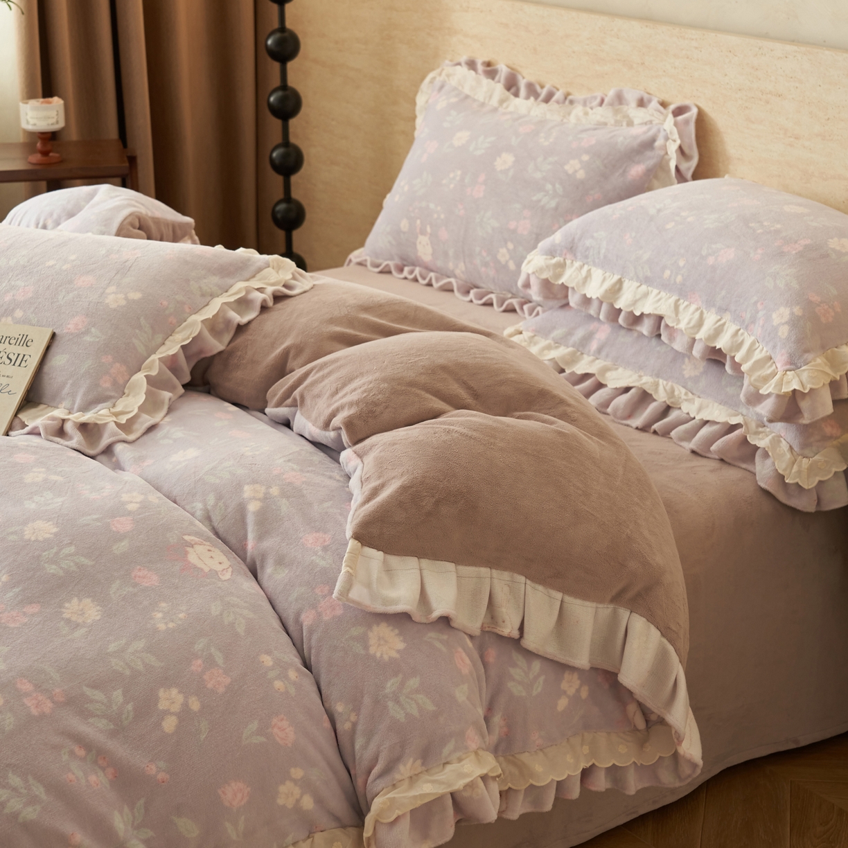 91家纺网 家纺一手货源 找家纺 晨曦家纺 2025新款加绒加厚230克少女风双层花边牛奶绒印花四件套 梦想花园