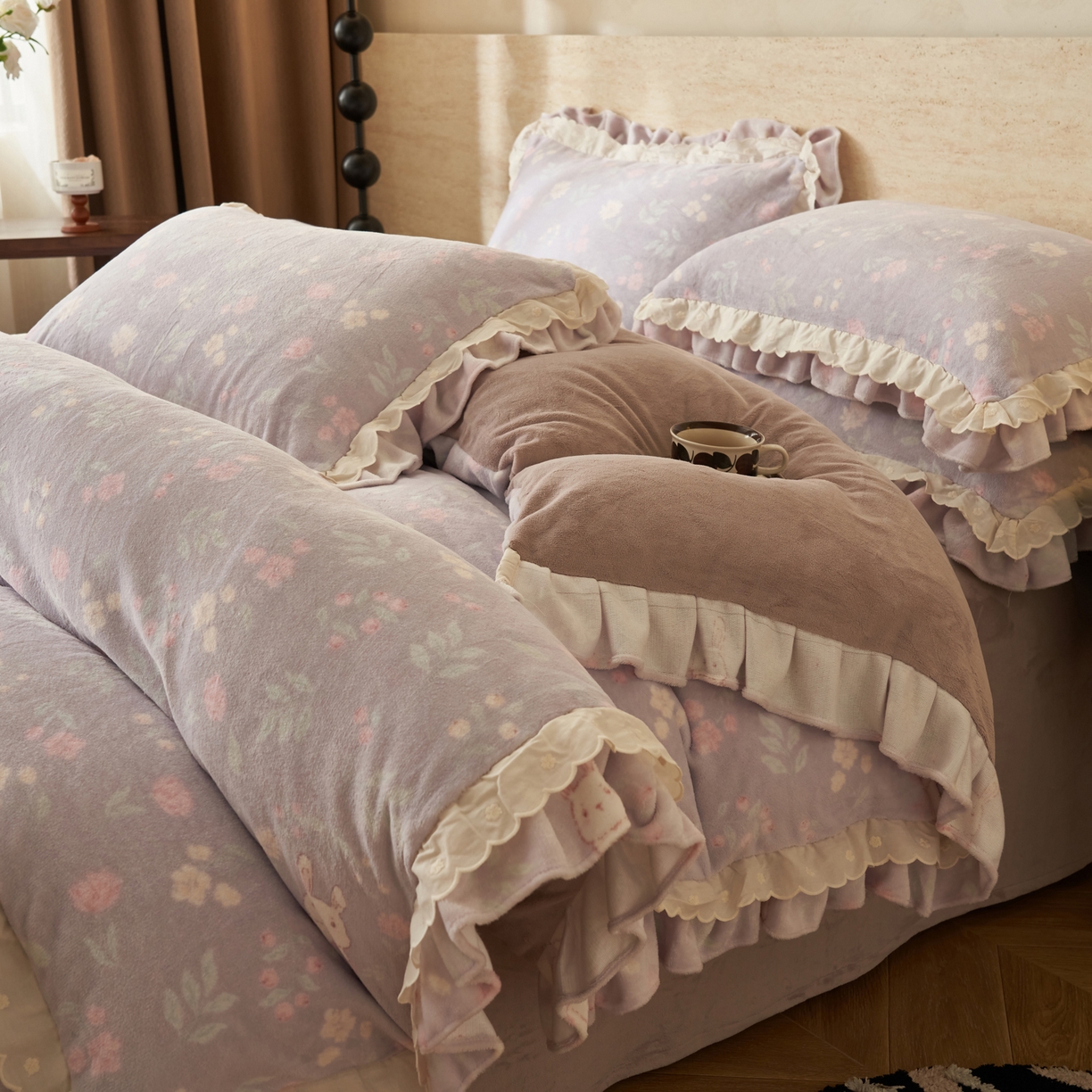 91家纺网 家纺一手货源 找家纺 晨曦家纺 2025新款加绒加厚230克少女风双层花边牛奶绒印花四件套 梦想花园