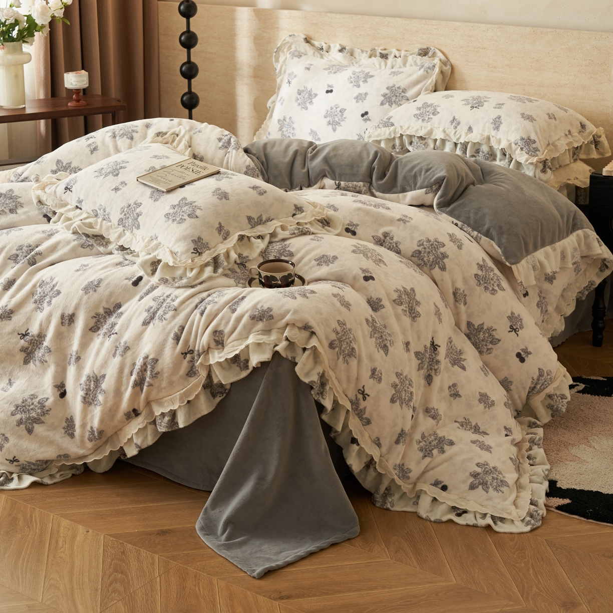 91家纺网 家纺一手货源 找家纺 晨曦家纺 2025新款加绒加厚230克少女风双层花边牛奶绒印花四件套 花妮