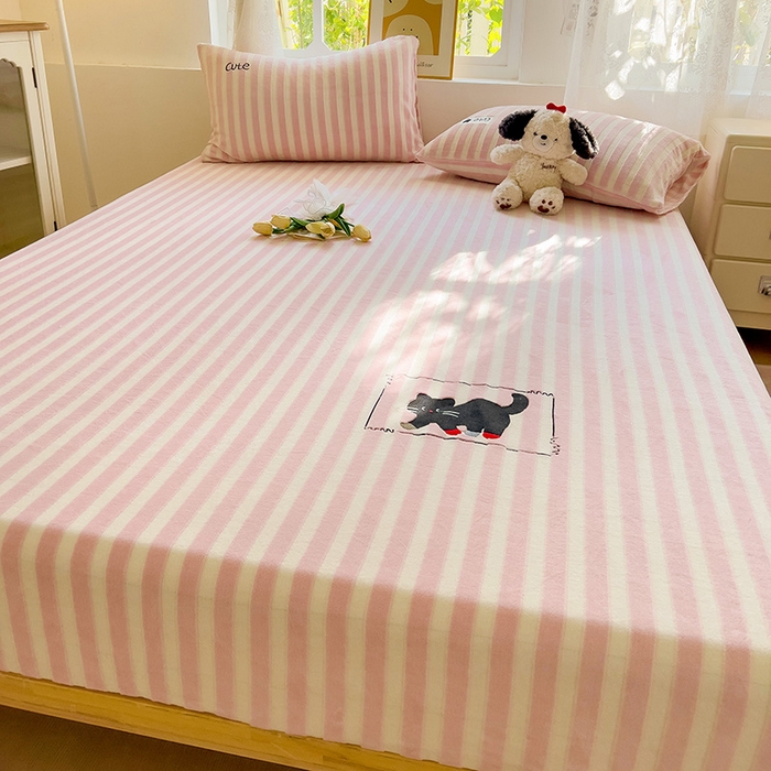 91家纺网 家纺一手货源 找家纺 小叮当家纺仓储工厂店 买家秀 爆款花型2025新款小清新绣花牛奶绒经典条纹系列单品床单床笠床单床笠单件 床笠-粉条小猫