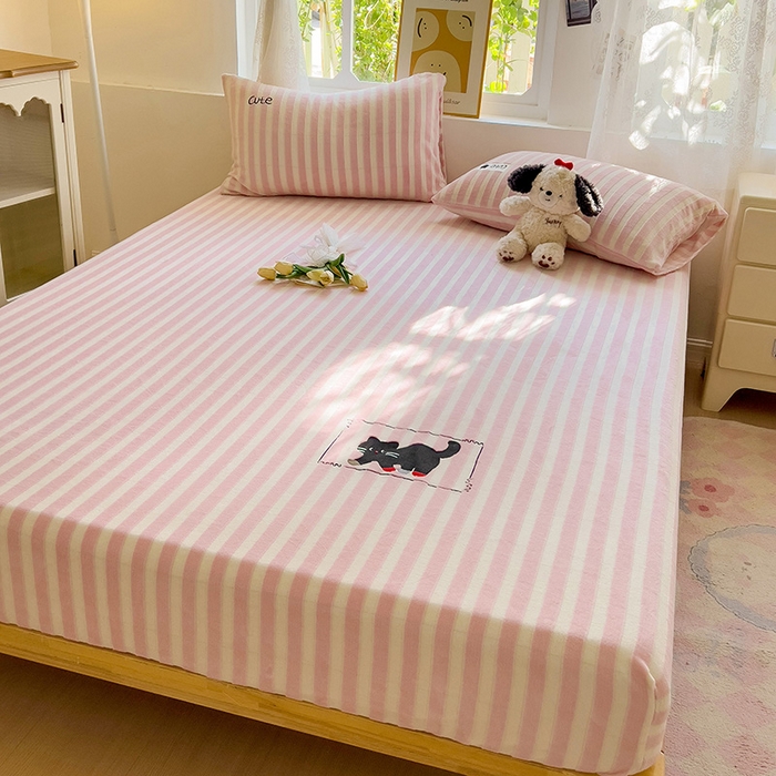 91家纺网 家纺一手货源 找家纺 小叮当家纺仓储工厂店 买家秀 爆款花型2025新款小清新绣花牛奶绒经典条纹系列单品床单床笠床单床笠单件 床笠-粉条小猫