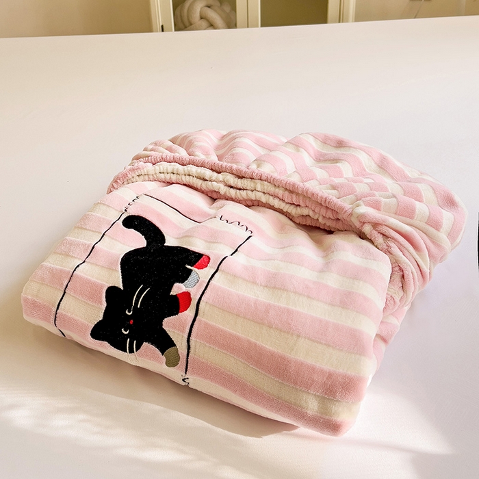 91家纺网 家纺一手货源 找家纺 小叮当家纺仓储工厂店 买家秀 爆款花型2025新款小清新绣花牛奶绒经典条纹系列单品床单床笠床单床笠单件 床笠-粉条小猫