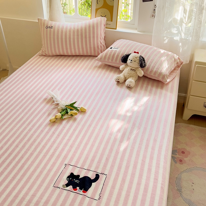 91家纺网 家纺一手货源 找家纺 小叮当家纺仓储工厂店 买家秀 爆款花型2025新款小清新绣花牛奶绒经典条纹系列单品床单床笠床单床笠单件 床笠-粉条小猫