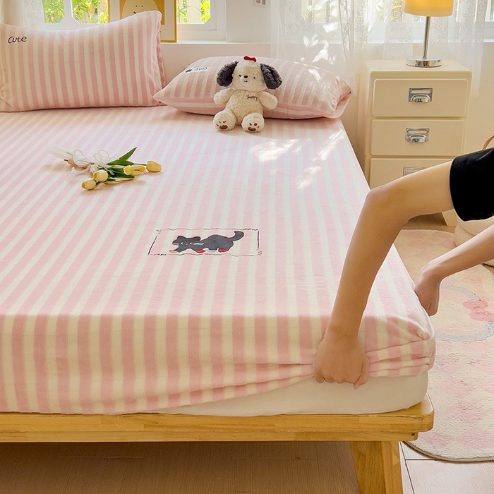 91家纺网 家纺一手货源 找家纺 小叮当家纺仓储工厂店 买家秀 爆款花型2025新款小清新绣花牛奶绒经典条纹系列单品床单床笠床单床笠单件 床笠-粉条小猫