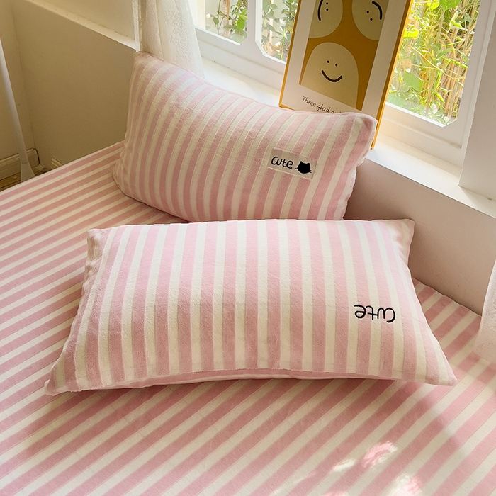 91家纺网 家纺一手货源 找家纺 小叮当家纺仓储工厂店 买家秀 爆款花型2025新款小清新绣花牛奶绒经典条纹系列单品床单床笠床单床笠单件 床笠-粉条小猫