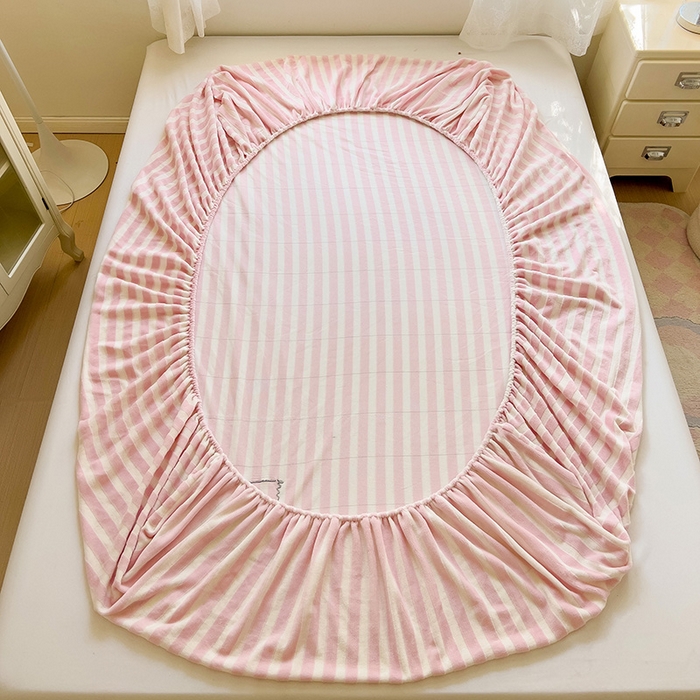 91家纺网 家纺一手货源 找家纺 小叮当家纺仓储工厂店 买家秀 爆款花型2025新款小清新绣花牛奶绒经典条纹系列单品床单床笠床单床笠单件 床笠-粉条小猫