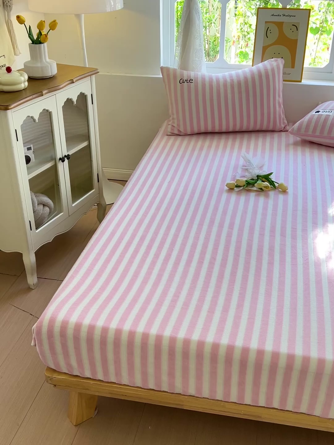 91家纺网 家纺一手货源 找家纺 小叮当家纺仓储工厂店 买家秀 爆款花型2025新款小清新绣花牛奶绒经典条纹系列单品床单床笠床单床笠单件 床笠-粉条小猫