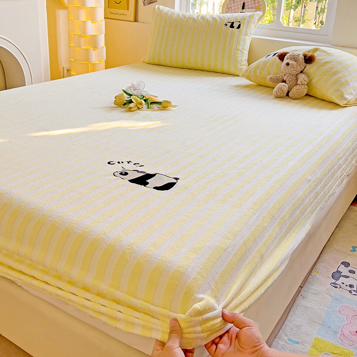 91家纺网 家纺一手货源 找家纺 小叮当家纺仓储工厂店 买家秀 爆款花型2025新款小清新绣花牛奶绒经典条纹系列单品床单床笠床单床笠单件 床笠-黄条熊猫