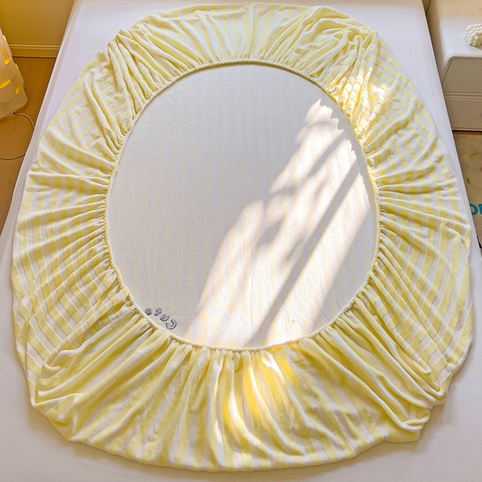 91家纺网 家纺一手货源 找家纺 小叮当家纺仓储工厂店 买家秀 爆款花型2025新款小清新绣花牛奶绒经典条纹系列单品床单床笠床单床笠单件 床笠-黄条熊猫