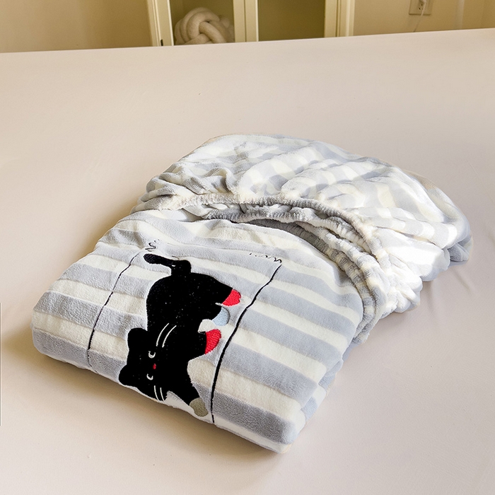 91家纺网 家纺一手货源 找家纺 小叮当家纺仓储工厂店 买家秀 爆款花型2025新款小清新绣花牛奶绒经典条纹系列单品床单床笠床单床笠单件 床笠-灰条小猫