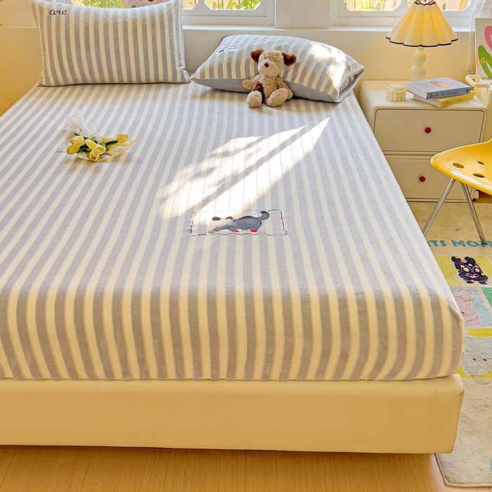 91家纺网 家纺一手货源 找家纺 小叮当家纺仓储工厂店 买家秀 爆款花型2025新款小清新绣花牛奶绒经典条纹系列单品床单床笠床单床笠单件 床笠-灰条小猫