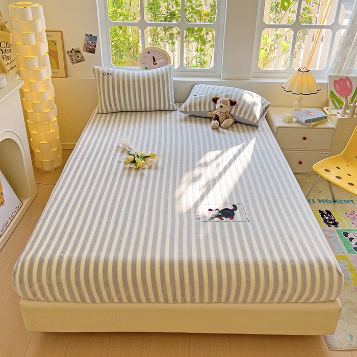 91家纺网 家纺一手货源 找家纺 小叮当家纺仓储工厂店 买家秀 爆款花型2025新款小清新绣花牛奶绒经典条纹系列单品床单床笠床单床笠单件 床笠-灰条小猫