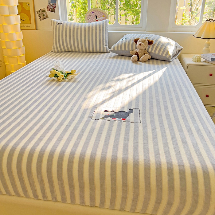 91家纺网 家纺一手货源 找家纺 小叮当家纺仓储工厂店 买家秀 爆款花型2025新款小清新绣花牛奶绒经典条纹系列单品床单床笠床单床笠单件 床笠-灰条小猫