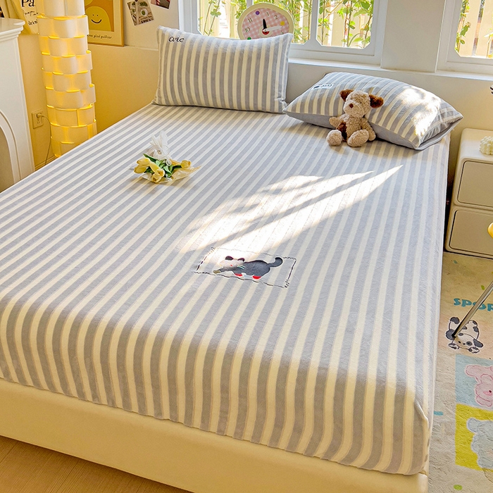 91家纺网 家纺一手货源 找家纺 小叮当家纺仓储工厂店 买家秀 爆款花型2025新款小清新绣花牛奶绒经典条纹系列单品床单床笠床单床笠单件 床笠-灰条小猫