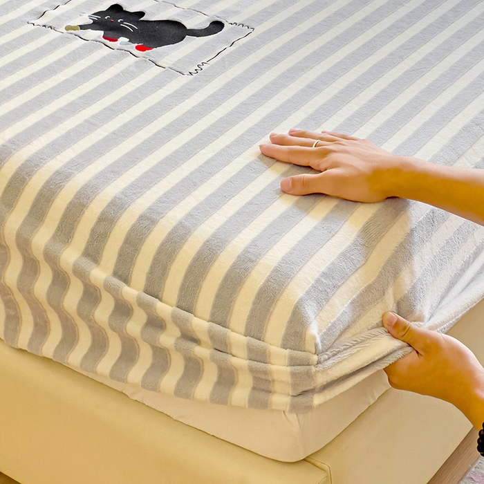 91家纺网 家纺一手货源 找家纺 小叮当家纺仓储工厂店 买家秀 爆款花型2025新款小清新绣花牛奶绒经典条纹系列单品床单床笠床单床笠单件 床笠-灰条小猫