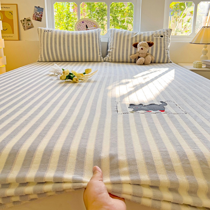 91家纺网 家纺一手货源 找家纺 小叮当家纺仓储工厂店 买家秀 爆款花型2025新款小清新绣花牛奶绒经典条纹系列单品床单床笠床单床笠单件 床笠-灰条小猫
