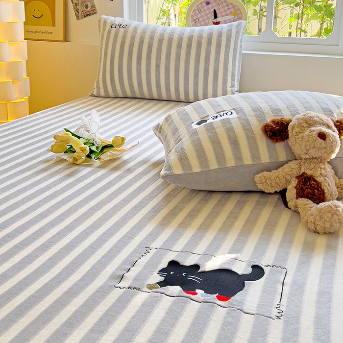 91家纺网 家纺一手货源 找家纺 小叮当家纺仓储工厂店 买家秀 爆款花型2025新款小清新绣花牛奶绒经典条纹系列单品床单床笠床单床笠单件 床笠-灰条小猫