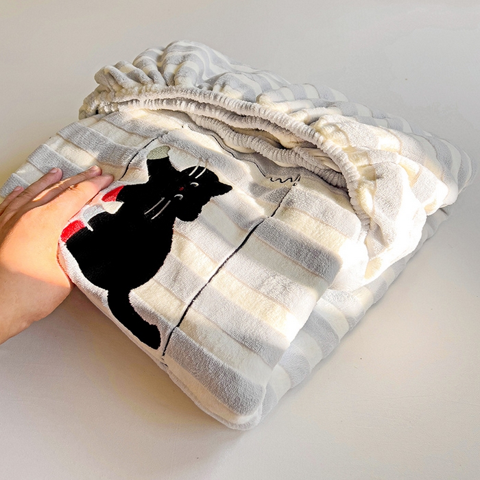 91家纺网 家纺一手货源 找家纺 小叮当家纺仓储工厂店 买家秀 爆款花型2025新款小清新绣花牛奶绒经典条纹系列单品床单床笠床单床笠单件 床笠-灰条小猫