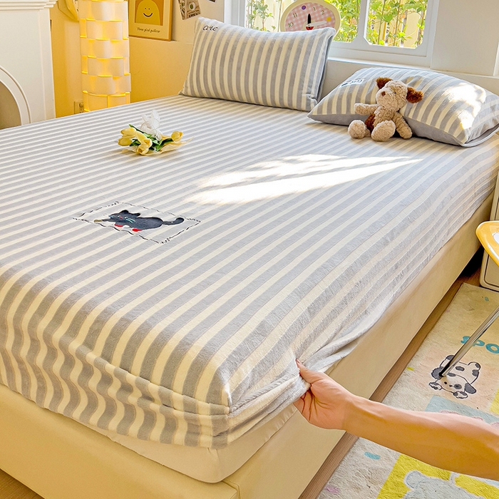 91家纺网 家纺一手货源 找家纺 小叮当家纺仓储工厂店 买家秀 爆款花型2025新款小清新绣花牛奶绒经典条纹系列单品床单床笠床单床笠单件 床笠-灰条小猫