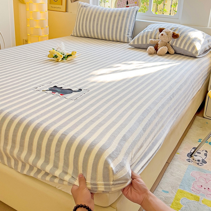 91家纺网 家纺一手货源 找家纺 小叮当家纺仓储工厂店 买家秀 爆款花型2025新款小清新绣花牛奶绒经典条纹系列单品床单床笠床单床笠单件 床笠-灰条小猫
