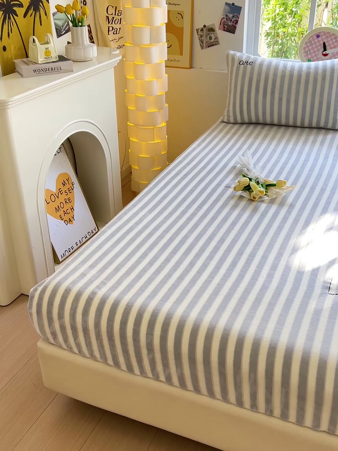 91家纺网 家纺一手货源 找家纺 小叮当家纺仓储工厂店 买家秀 爆款花型2025新款小清新绣花牛奶绒经典条纹系列单品床单床笠床单床笠单件 床笠-灰条小猫