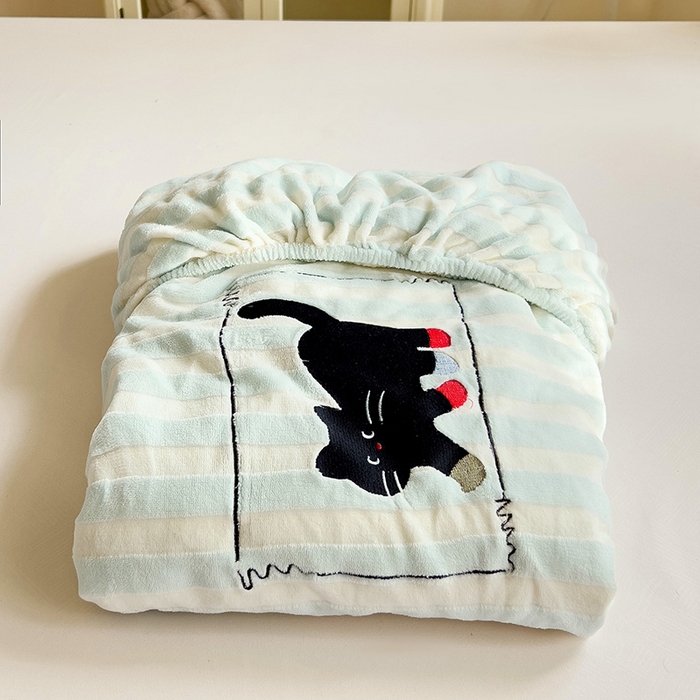 91家纺网 家纺一手货源 找家纺 小叮当家纺仓储工厂店 买家秀 爆款花型2025新款小清新绣花牛奶绒经典条纹系列单品床单床笠床单床笠单件 床笠-蓝条小猫