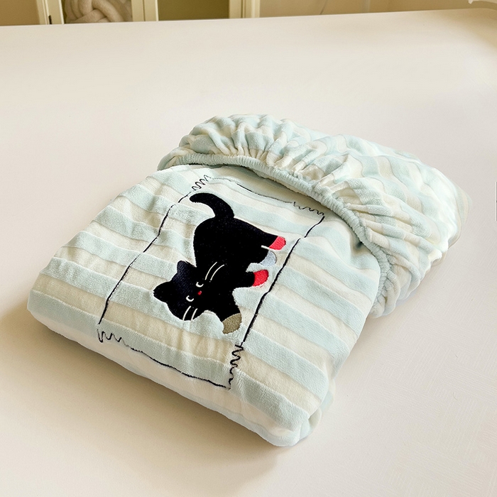 91家纺网 家纺一手货源 找家纺 小叮当家纺仓储工厂店 买家秀 爆款花型2025新款小清新绣花牛奶绒经典条纹系列单品床单床笠床单床笠单件 床笠-蓝条小猫