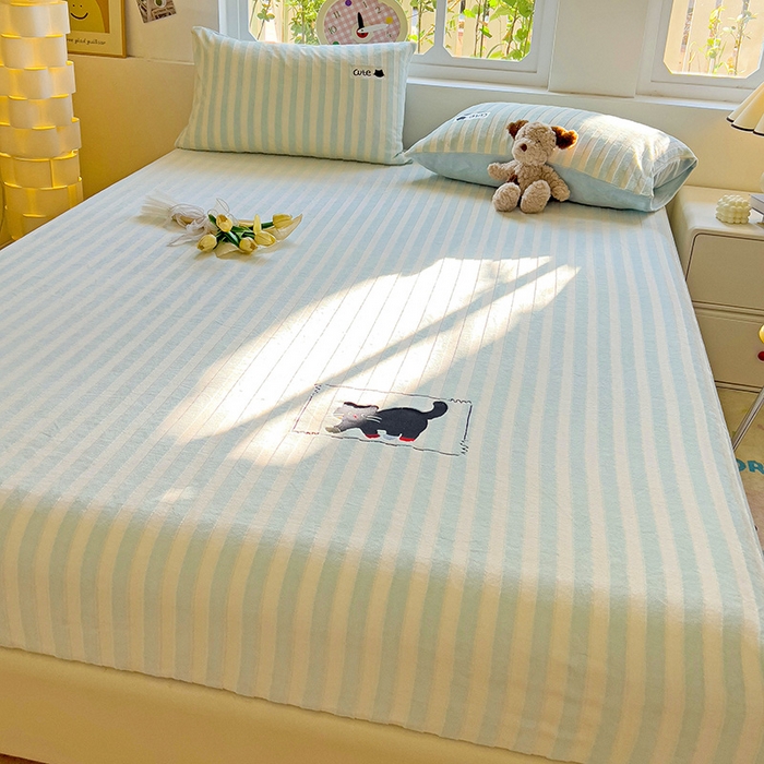 91家纺网 家纺一手货源 找家纺 小叮当家纺仓储工厂店 买家秀 爆款花型2025新款小清新绣花牛奶绒经典条纹系列单品床单床笠床单床笠单件 床笠-蓝条小猫