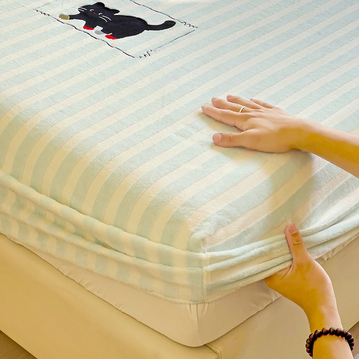 91家纺网 家纺一手货源 找家纺 小叮当家纺仓储工厂店 买家秀 爆款花型2025新款小清新绣花牛奶绒经典条纹系列单品床单床笠床单床笠单件 床笠-蓝条小猫