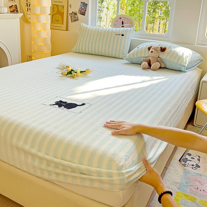 91家纺网 家纺一手货源 找家纺 小叮当家纺仓储工厂店 买家秀 爆款花型2025新款小清新绣花牛奶绒经典条纹系列单品床单床笠床单床笠单件 床笠-蓝条小猫