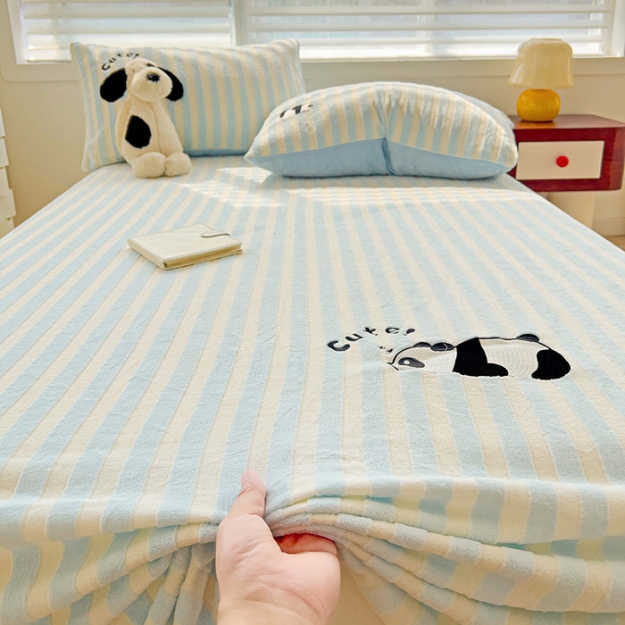 91家纺网 家纺一手货源 找家纺 小叮当家纺仓储工厂店 买家秀 爆款花型2025新款小清新绣花牛奶绒经典条纹系列单品床单床笠床单床笠单件 床笠-蓝条熊猫