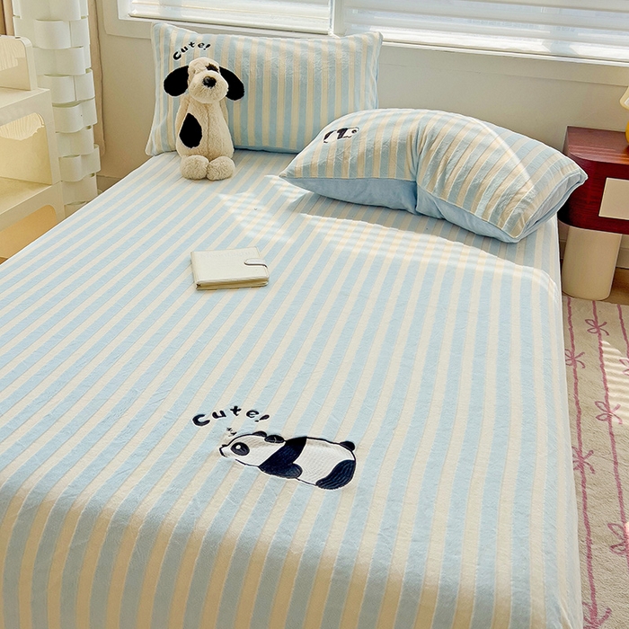 91家纺网 家纺一手货源 找家纺 小叮当家纺仓储工厂店 买家秀 爆款花型2025新款小清新绣花牛奶绒经典条纹系列单品床单床笠床单床笠单件 床笠-蓝条熊猫