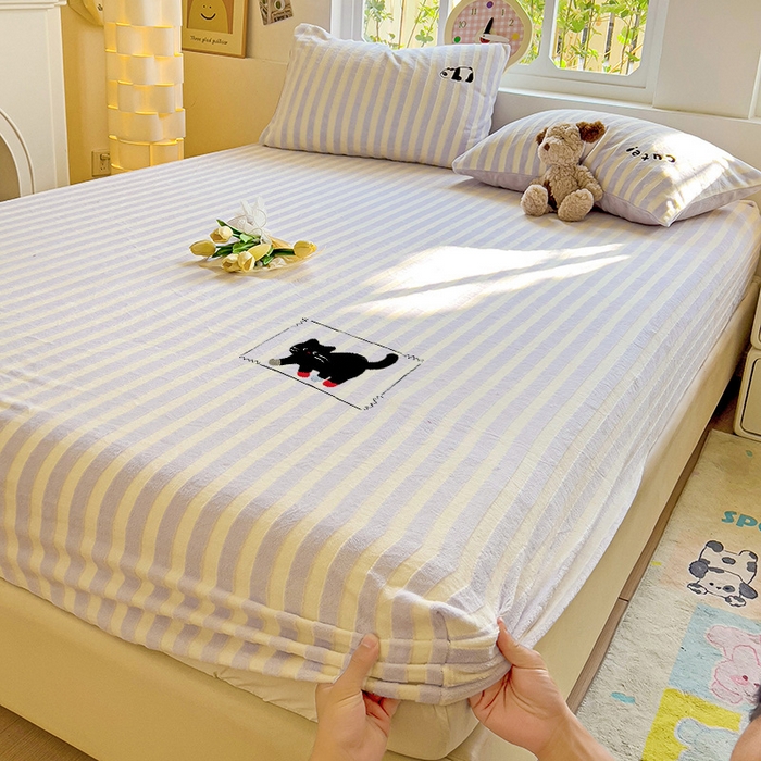 91家纺网 家纺一手货源 找家纺 小叮当家纺仓储工厂店 买家秀 爆款花型2025新款小清新绣花牛奶绒经典条纹系列单品床单床笠床单床笠单件 床笠-紫条小猫