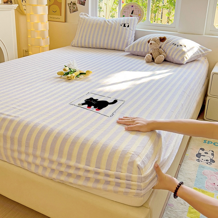 91家纺网 家纺一手货源 找家纺 小叮当家纺仓储工厂店 买家秀 爆款花型2025新款小清新绣花牛奶绒经典条纹系列单品床单床笠床单床笠单件 床笠-紫条小猫