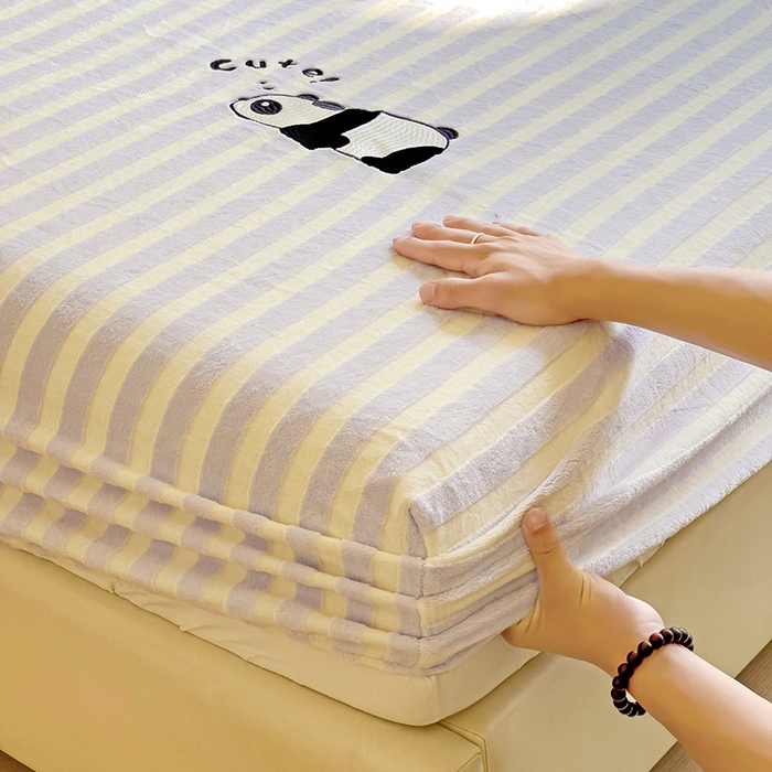 91家纺网 家纺一手货源 找家纺 小叮当家纺仓储工厂店 买家秀 爆款花型2025新款小清新绣花牛奶绒经典条纹系列单品床单床笠床单床笠单件 床笠-紫条熊猫