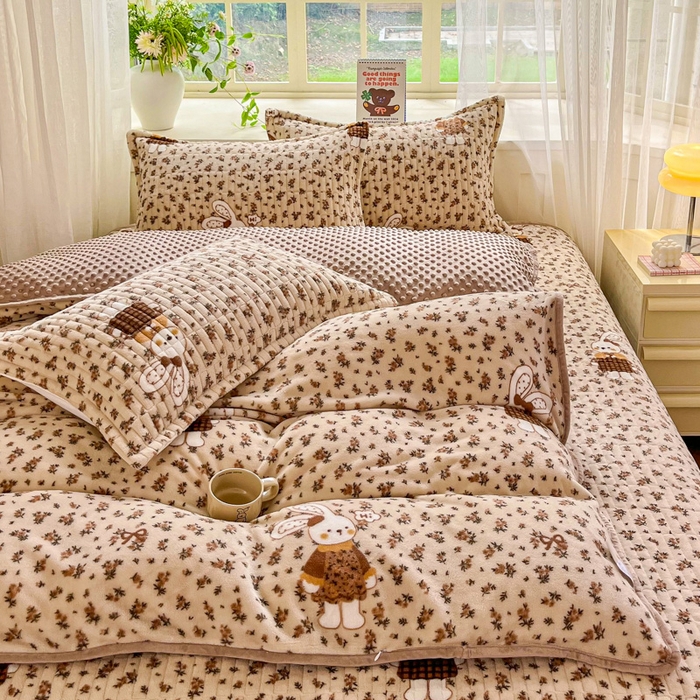 91家纺网 家纺一手货源 找家纺 尚美 2025新款豆豆绒高克重床盖被套四件套 咖色兔