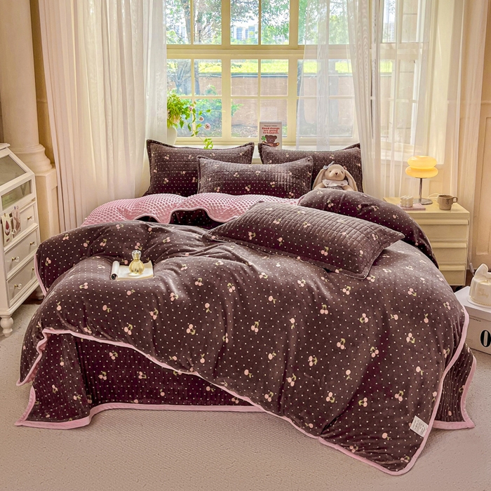尚美 2025新款豆豆绒高克重床盖被套四件套 波点樱桃