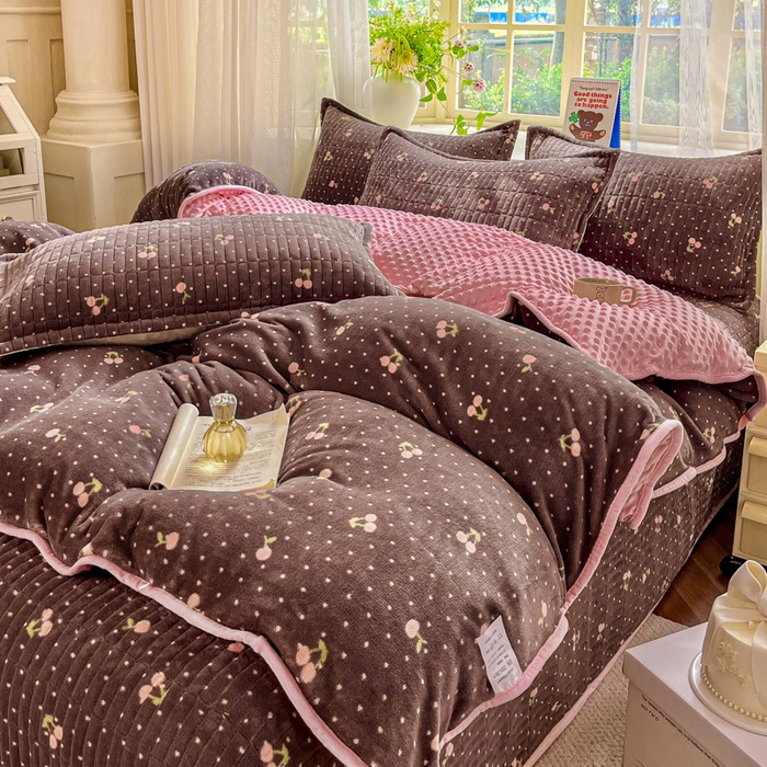 91家纺网 家纺一手货源 找家纺 尚美 2025新款豆豆绒高克重床盖被套四件套 波点樱桃