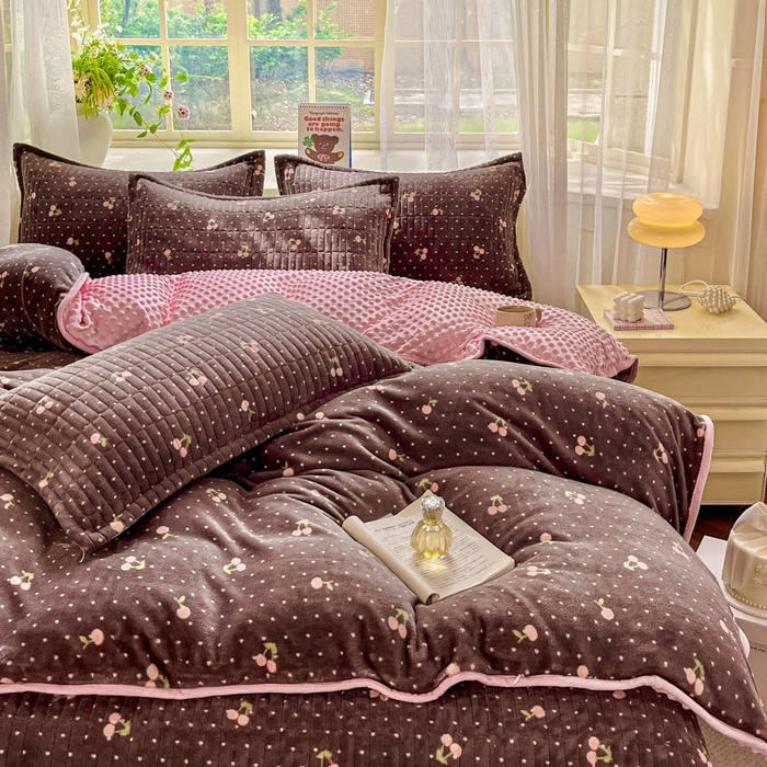 91家纺网 家纺一手货源 找家纺 尚美 2025新款豆豆绒高克重床盖被套四件套 波点樱桃