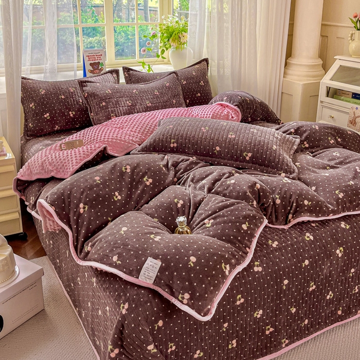 91家纺网 家纺一手货源 找家纺 尚美 2025新款豆豆绒高克重床盖被套四件套 波点樱桃